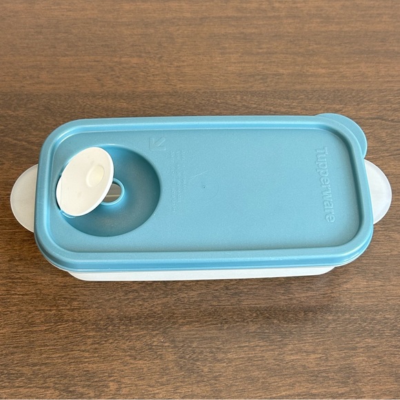 TUPPERWARE CRYSTALWAVE MICROWAVE 2 CUP RECTANGLE CONTAINER BLUE VENT SEAL ~ NICE - Picture 2 of 9